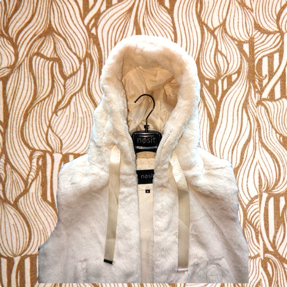 Veste sans manche en fausse fourrure blanche – Image 4